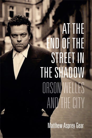 Couverture du livre : At the End of the Street in the Shadow - Orson Welles and the City