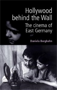 Couverture du livre Hollywood Behind the Wall - de Daniela Berghahn