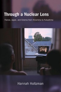 Couverture du livre Through a Nuclear Lens - de Hannah Holtzman